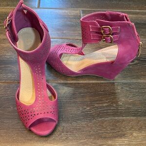 Wedge heel peep toe